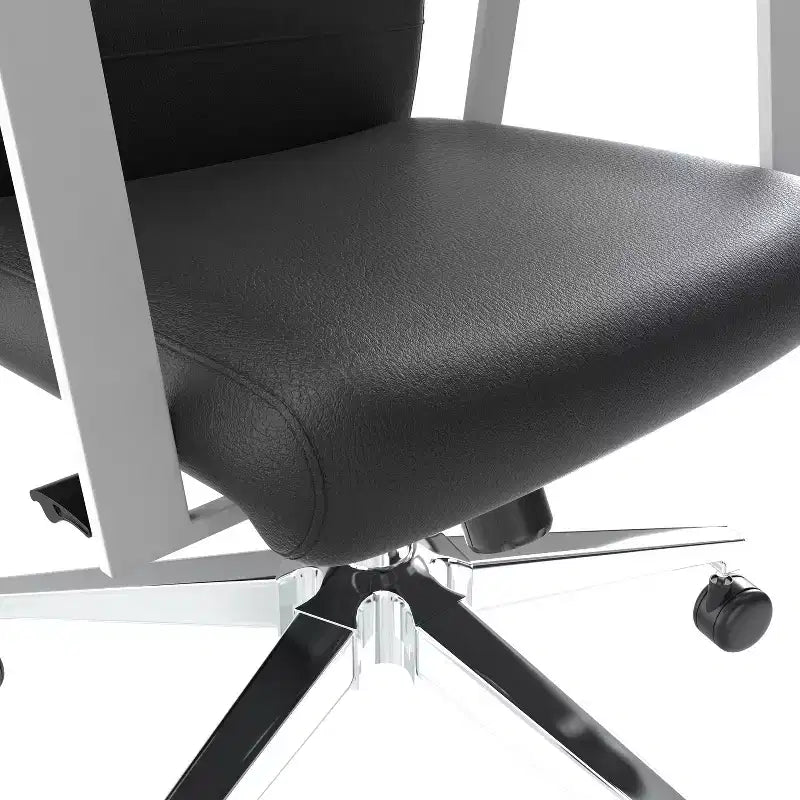 Chaise de bureau ergonomique HomeStock 45 po (114,3 cm) de hauteur réglable, assise en similicuir noir avec support lombaire ajustable