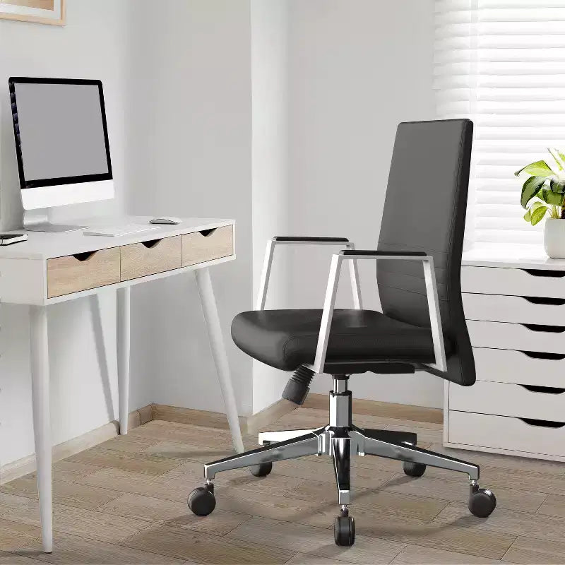 Chaise de bureau ergonomique HomeStock 45 po (114,3 cm) de hauteur réglable, assise en similicuir noir avec support lombaire ajustable