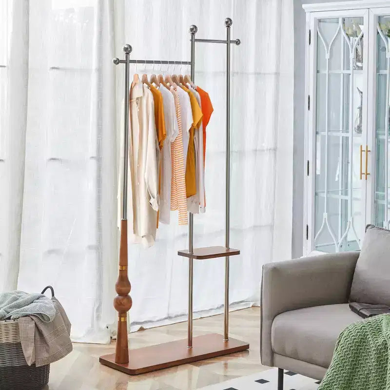 Porte-manteau Okak avec étagères en bois et cadre en acier inoxydable, porte-manteau industriel au design élégant, pour salon, chambre, argent