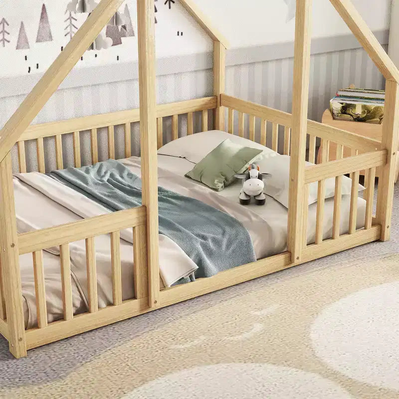 Lit au sol en bois complet en forme de maison Zeus & Ruta avec clôture et barrières de sécurité