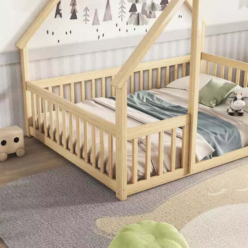 Lit au sol en bois complet en forme de maison Zeus & Ruta avec clôture et barrières de sécurité