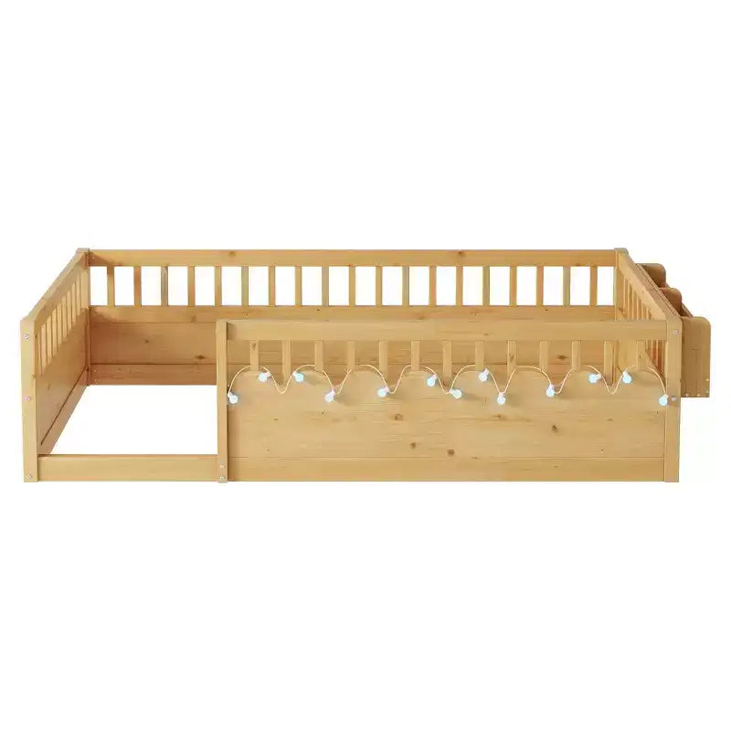 Lit enfant Zeus et Ruta en bois naturel avec barrières hautes, éclairage intégré et étagère de rangement