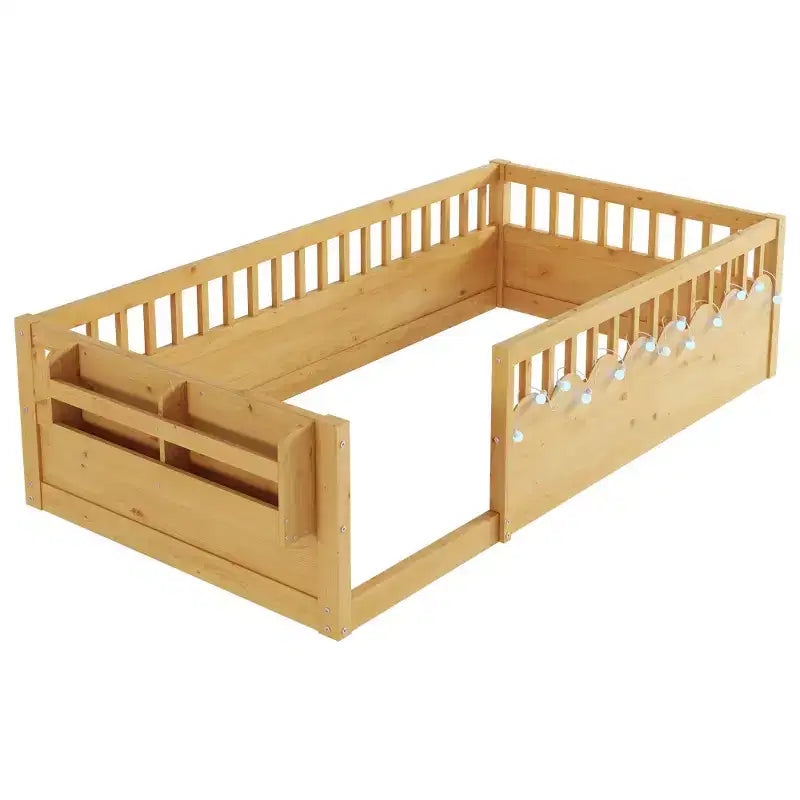Lit enfant Zeus et Ruta en bois naturel avec barrières hautes, éclairage intégré et étagère de rangement