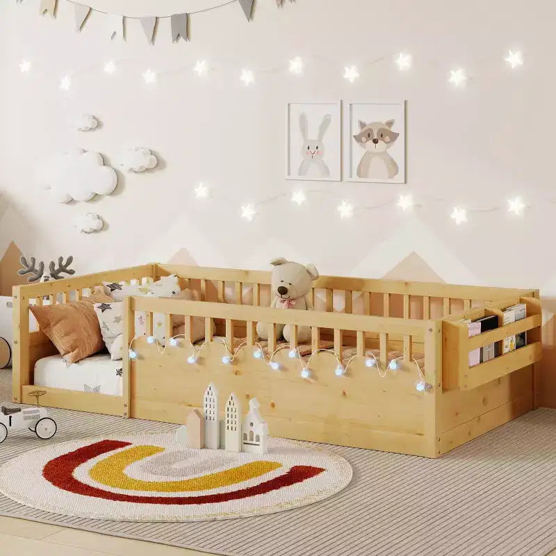Lit enfant Zeus et Ruta en bois naturel avec barrières hautes, éclairage intégré et étagère de rangement