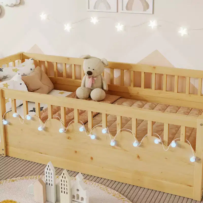 Lit enfant Zeus et Ruta en bois naturel avec barrières hautes, éclairage intégré et étagère de rangement