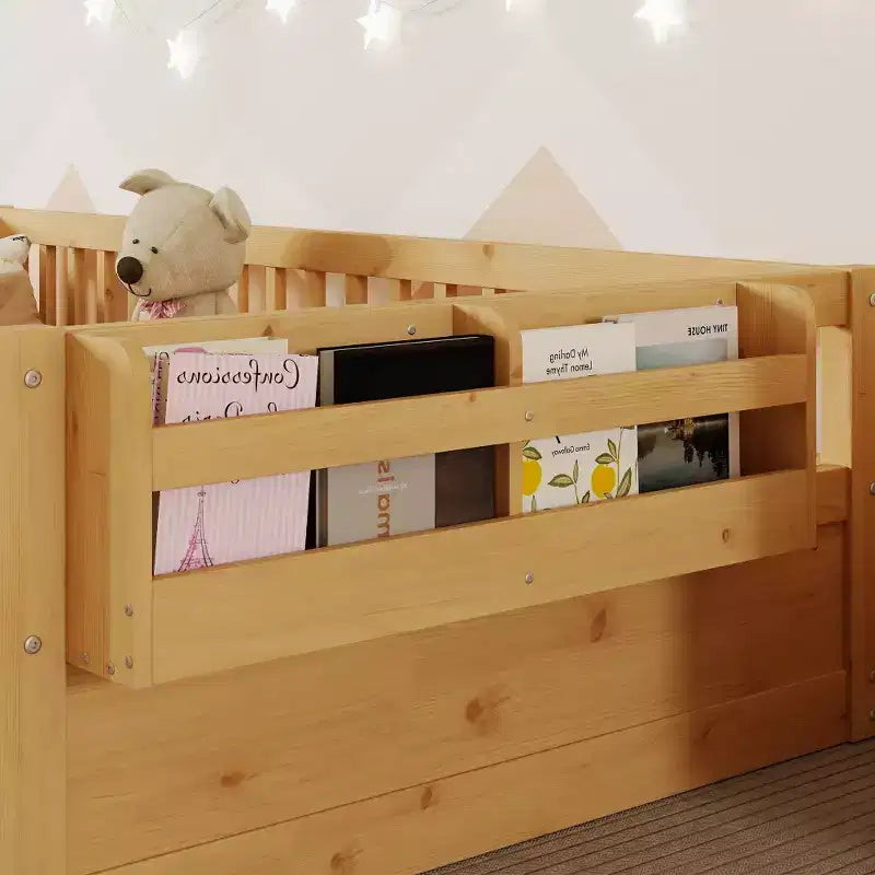 Lit enfant Zeus et Ruta en bois naturel avec barrières hautes, éclairage intégré et étagère de rangement