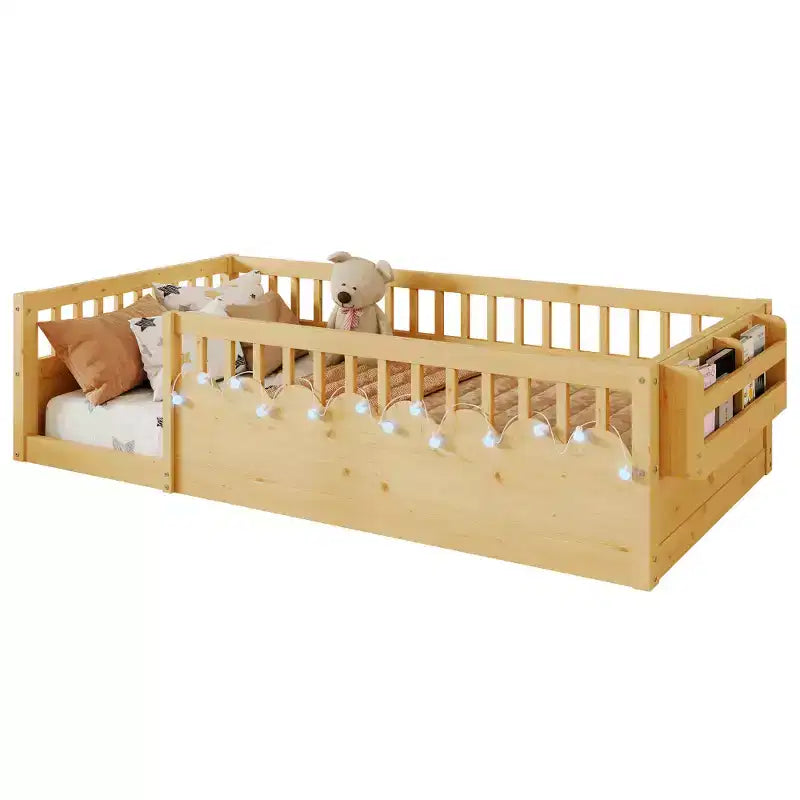 Lit enfant Zeus et Ruta en bois naturel avec barrières hautes, éclairage intégré et étagère de rangement