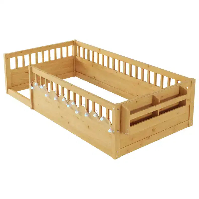 Lit enfant Zeus et Ruta en bois naturel avec barrières hautes, éclairage intégré et étagère de rangement