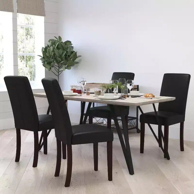 Lot de 4 chaises Parson à dossier panneau en similicuir noir Merrick Lane pour cuisine, salle à manger et plus encore