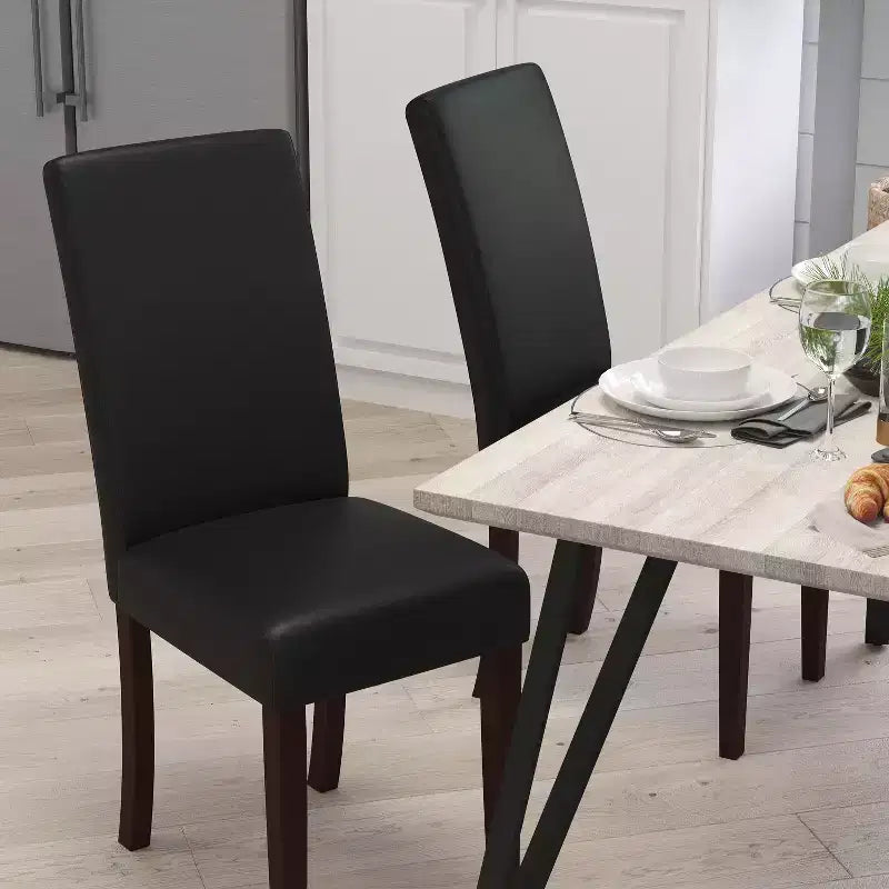 Lot de 4 chaises Parson à dossier panneau en similicuir noir Merrick Lane pour cuisine, salle à manger et plus encore