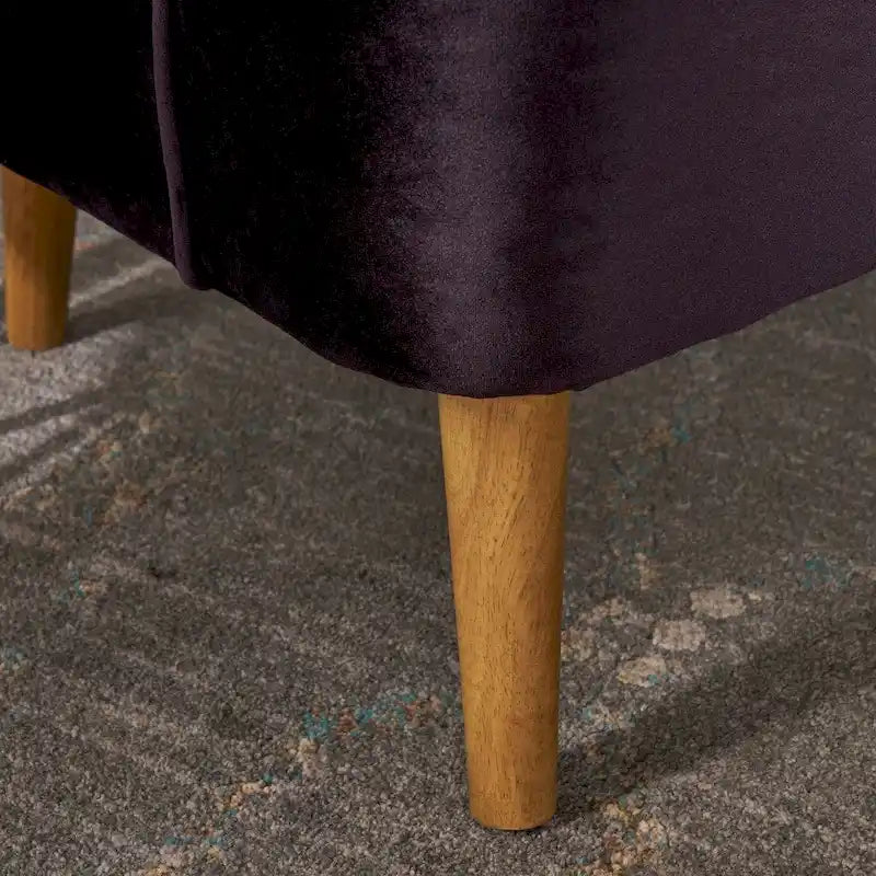 Fauteuil club moderne en velours avec pieds en bois de bouleau