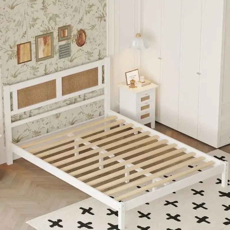 Lit plateforme en bois Queen Size avec tête de lit en rotin